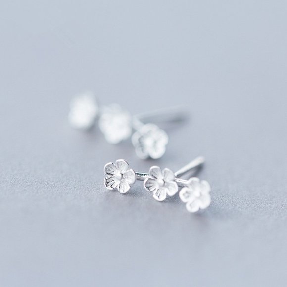 chic flower minimalist silver stud earrings - Picture 3 of 4